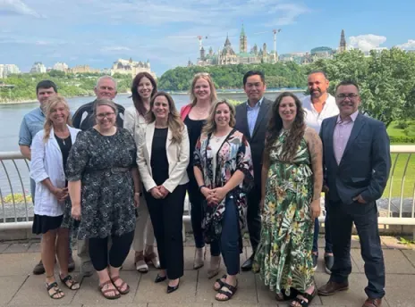 Photo de groupe à l'AGA 2023 de Tourisme Outaouais