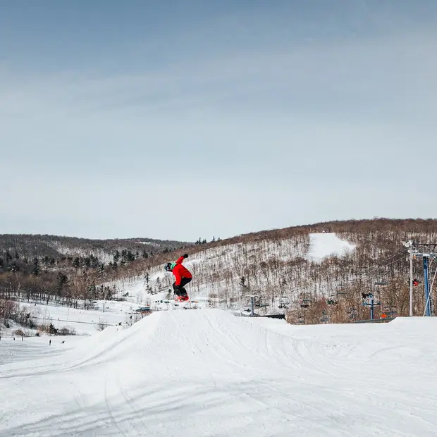 Skiing and snowboarding: hills to try in the Outaouais!