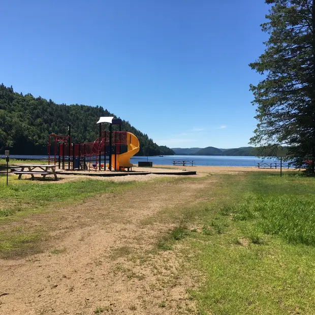 Rive sablonneuse et module de jeux