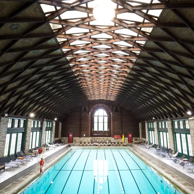 Piscine intérieure Fairmont Le Château Montebello