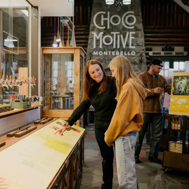 Famille visitant l'économusée