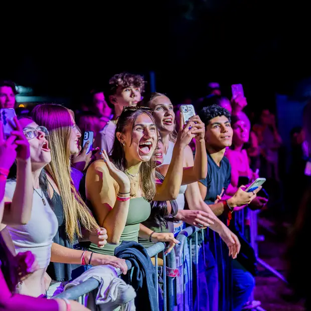 Festivalière heureuse (foule)