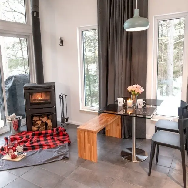 Poêle à bois et table