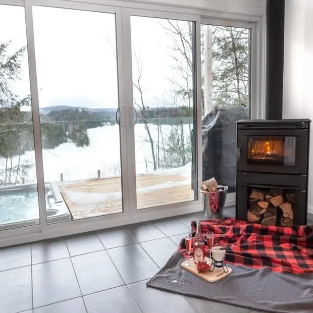 Salon avec poêle à bois