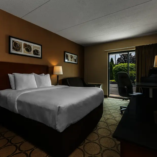 Chambre Grand Lit 1er étage porte-patio