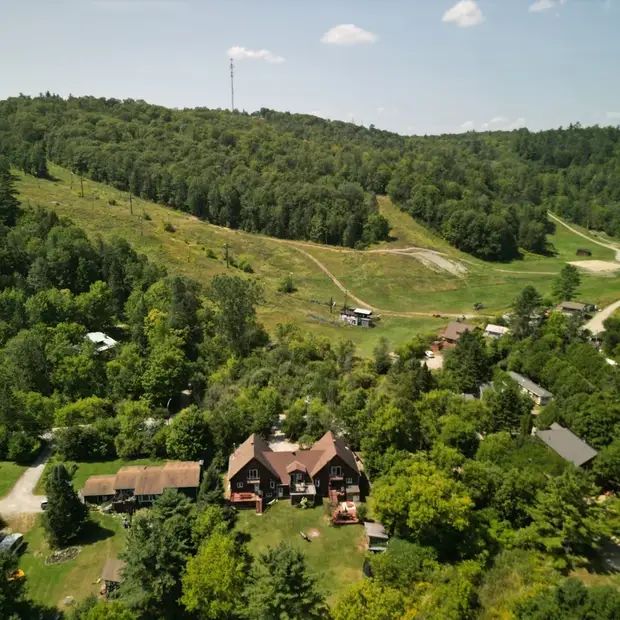 house+with+view+of+ski+hill