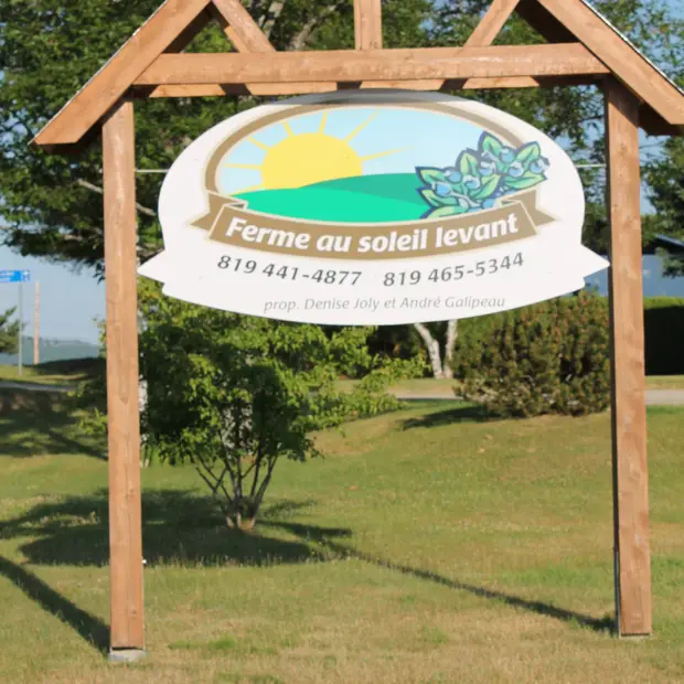 Sign - Ferme au soleil levant