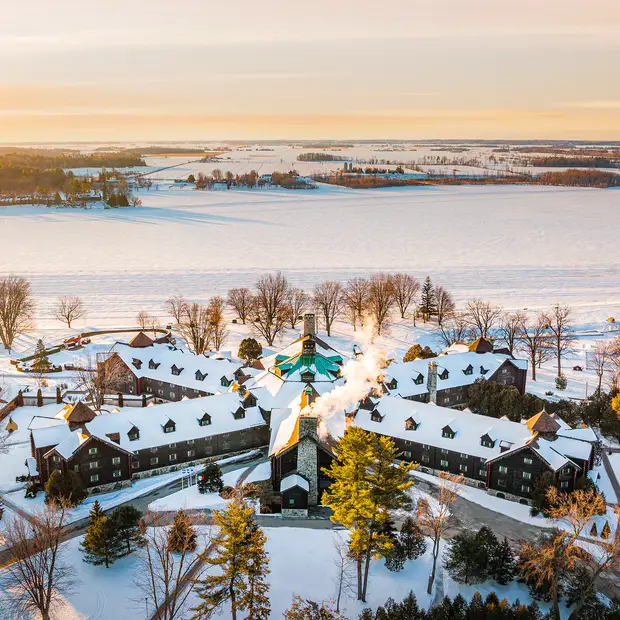 Fairmont Le Château Montebello in Winter