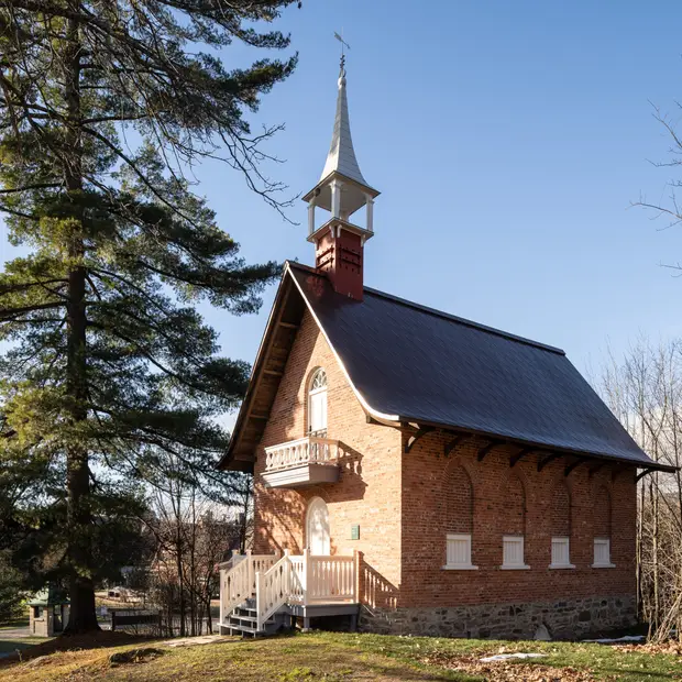 Visit the buildings of the seigneurial domain