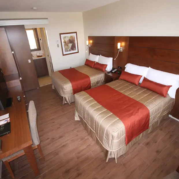 Chambre supérieure avec 2 lits doubles