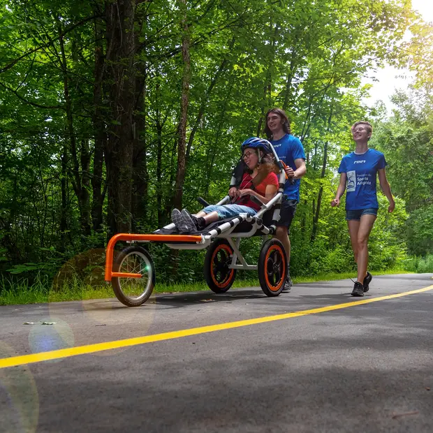 Sentier accessible et asphalté au parc de la Gatineau