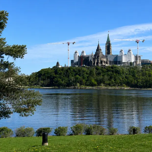 Une vue imprenable sur la Colline du Parlement depuis les pistes cyclables de Gatineau